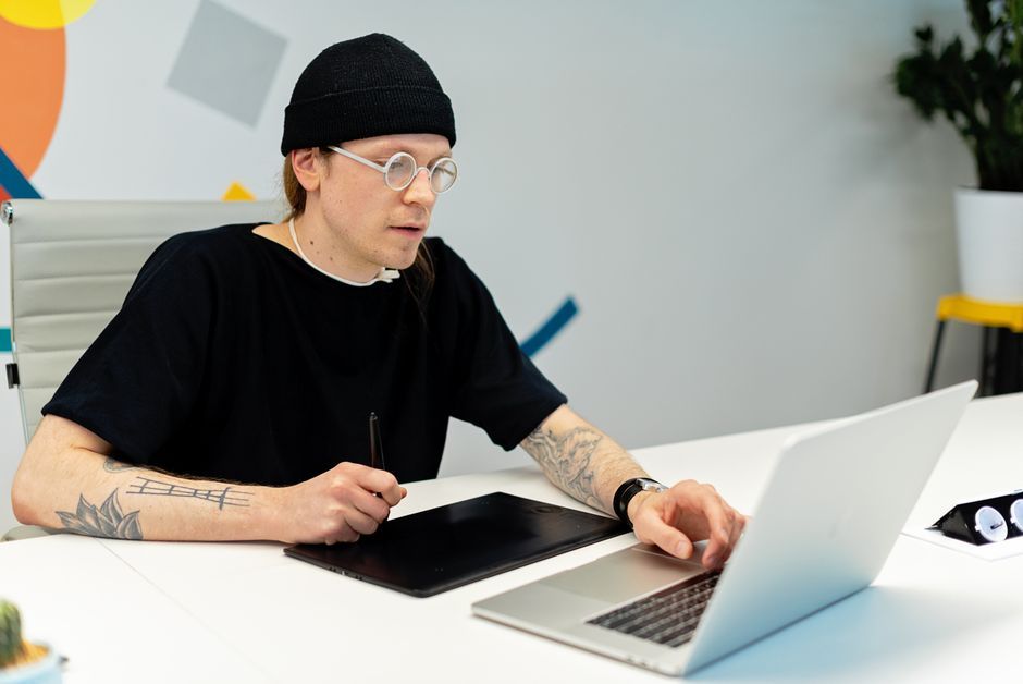 Agents IA freelance : 3 astuces 2026 sans se remplacer