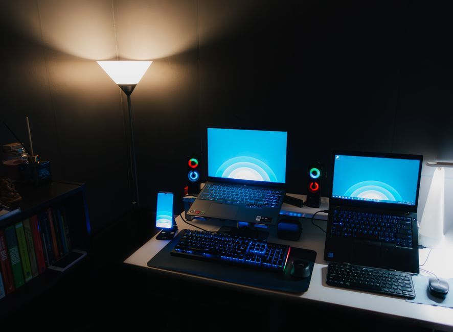 Espace de travail freelance domotique IA : guide 2026